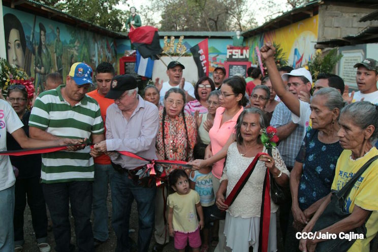 Leoneses inauguran monumento y mural en homenaje a Luisa Amanda y Enrique Lorente